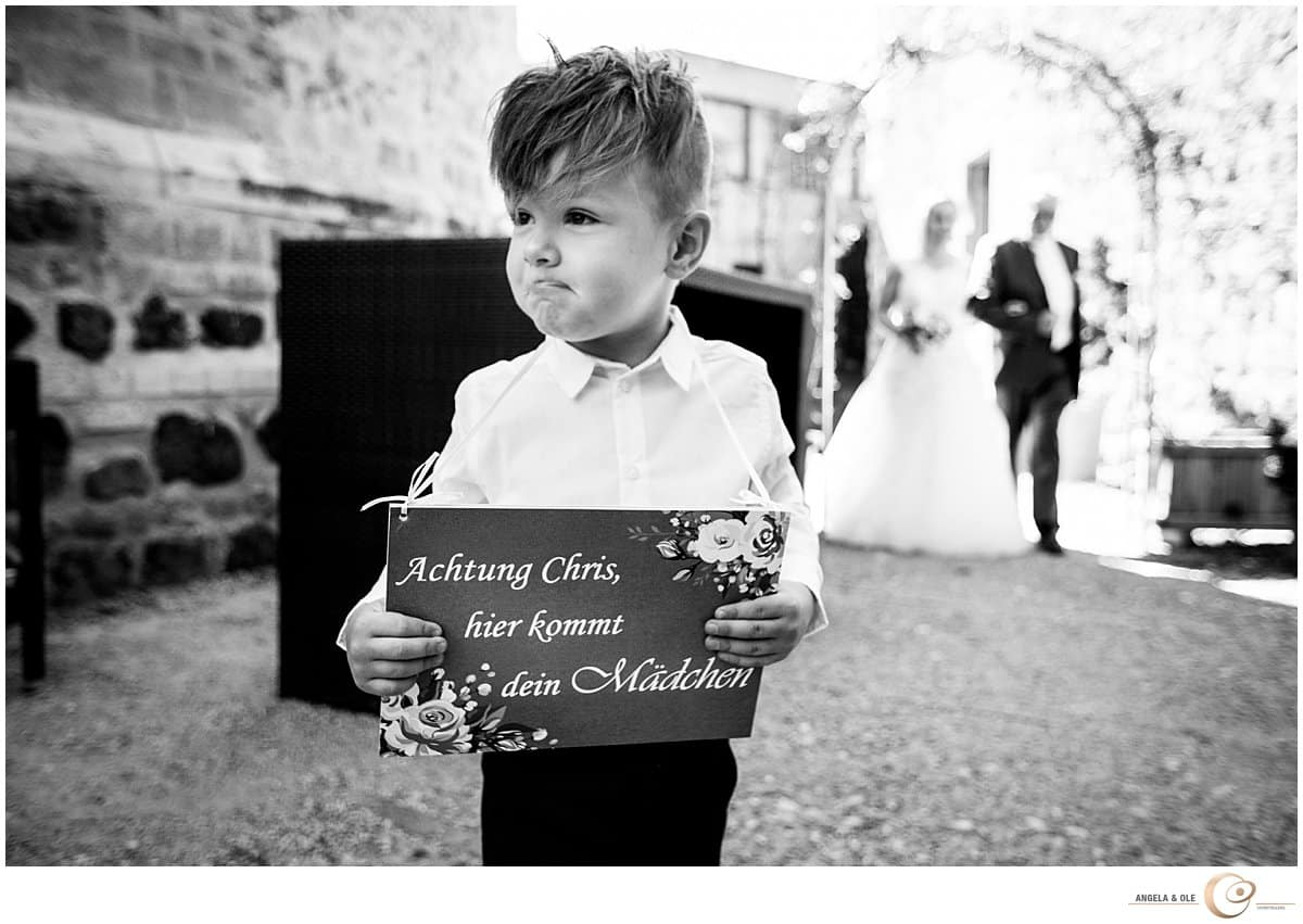 Hochzeitsfotograf Bonn - Braut kommt zur Trauung